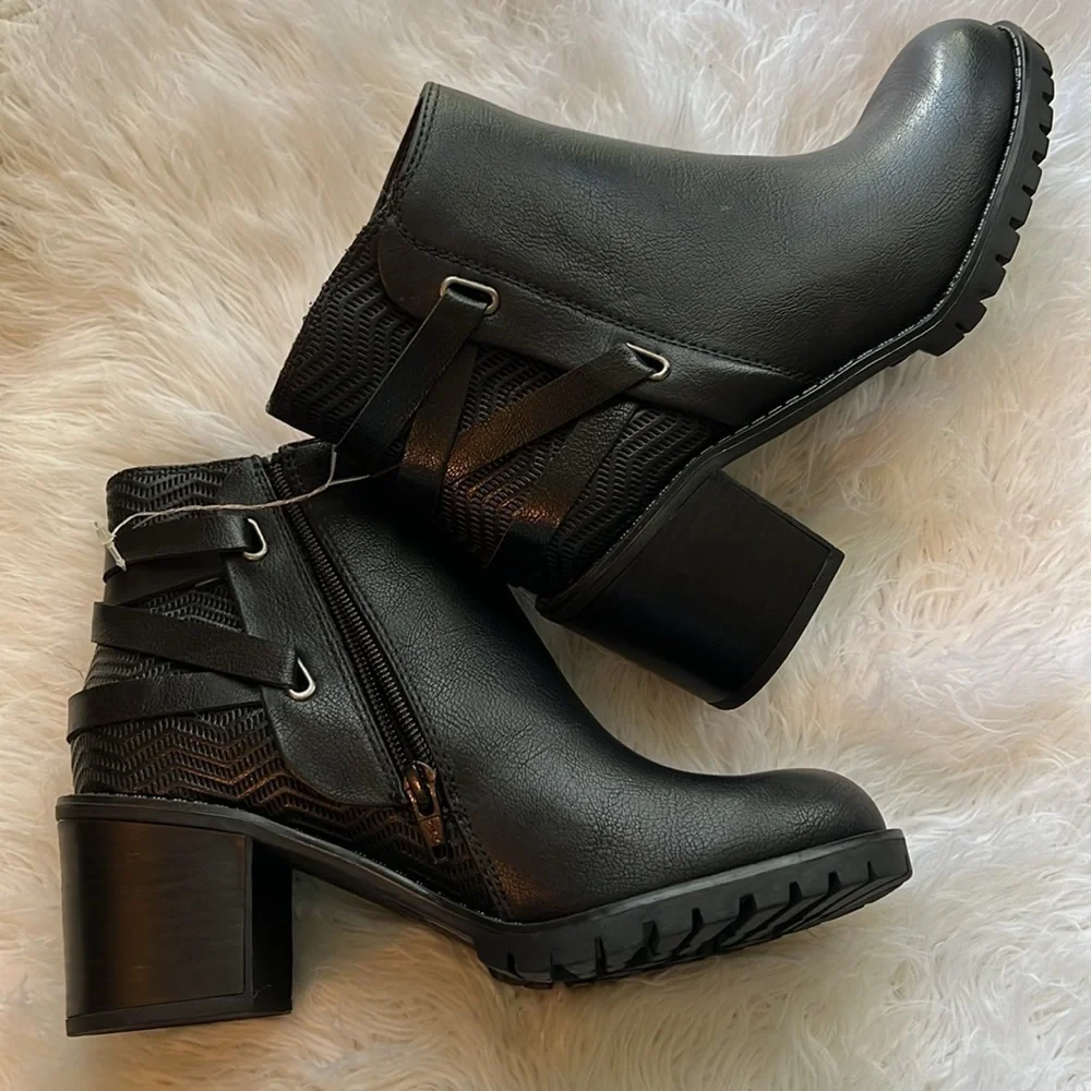 NWOB Baretraps Hensley Bootie Lug Boots Size 6